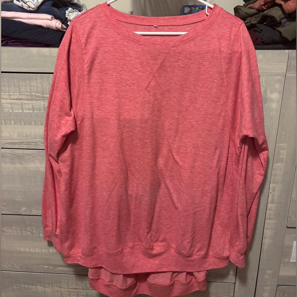 Super comfy long sleeve T-shirt with raglan sleeves and dropped hem.